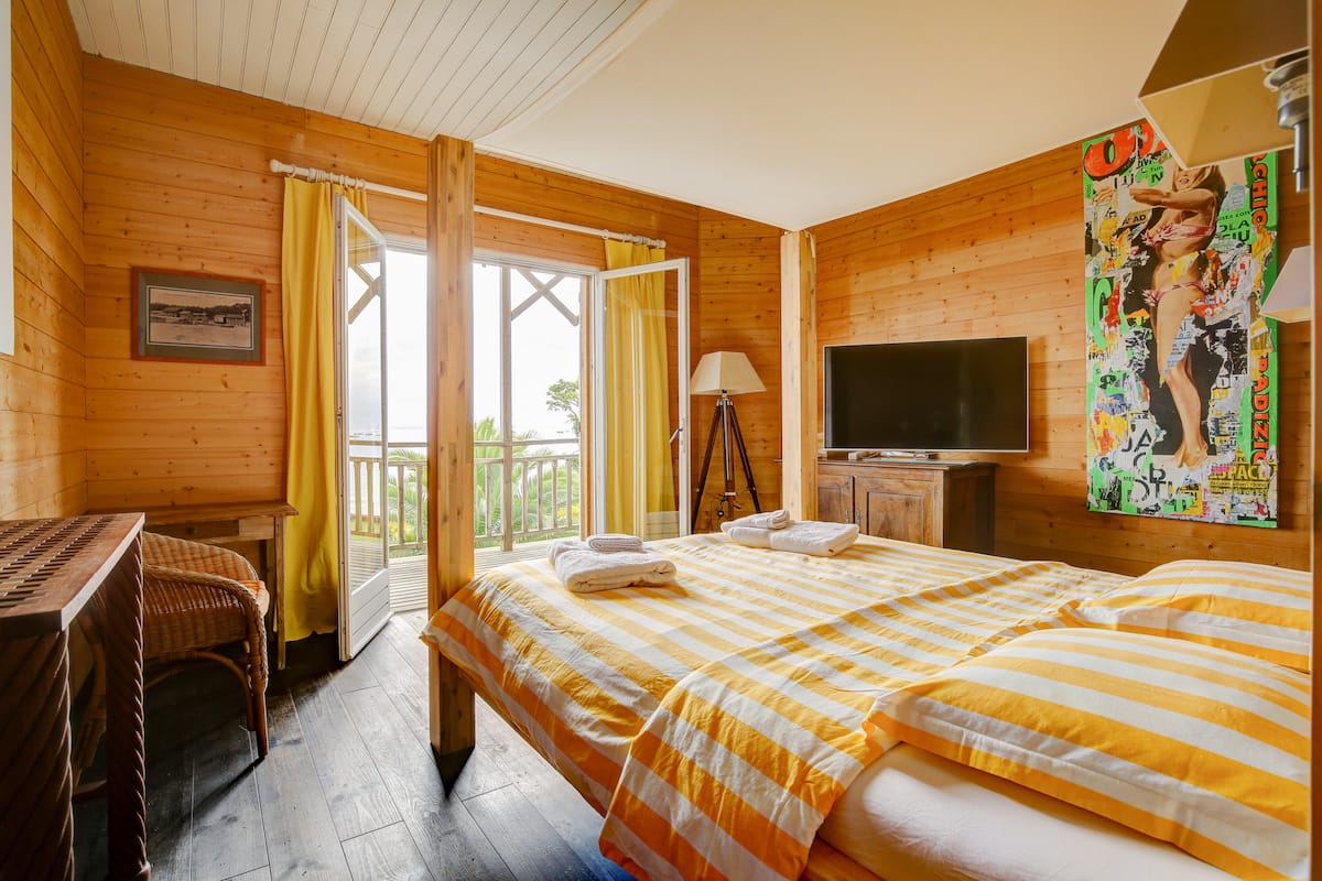 Chambre double donnant sur le Bassin
