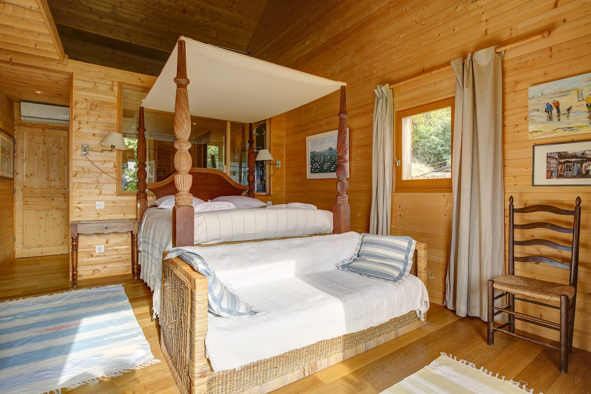 Chambre double habillée de bois