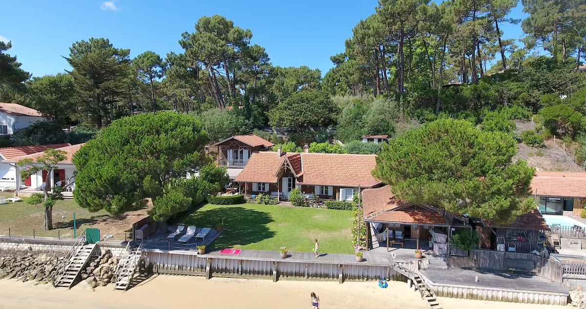 Vue aérienne de la maison, de son jardin et de la plage