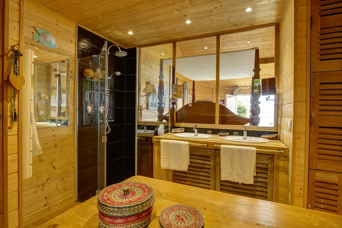 Salle de bain avec douche et meuble vasque